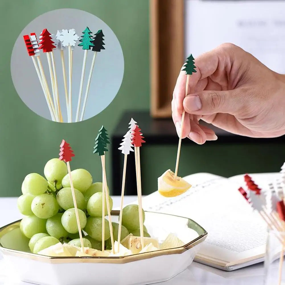 50 pz Natale Cocktail Picks Fiocchi di neve Alberi di Natale Renna Babbo Natale Pupazzo di neve Bastoncini di bambù usa e getta Forchetta da frutta