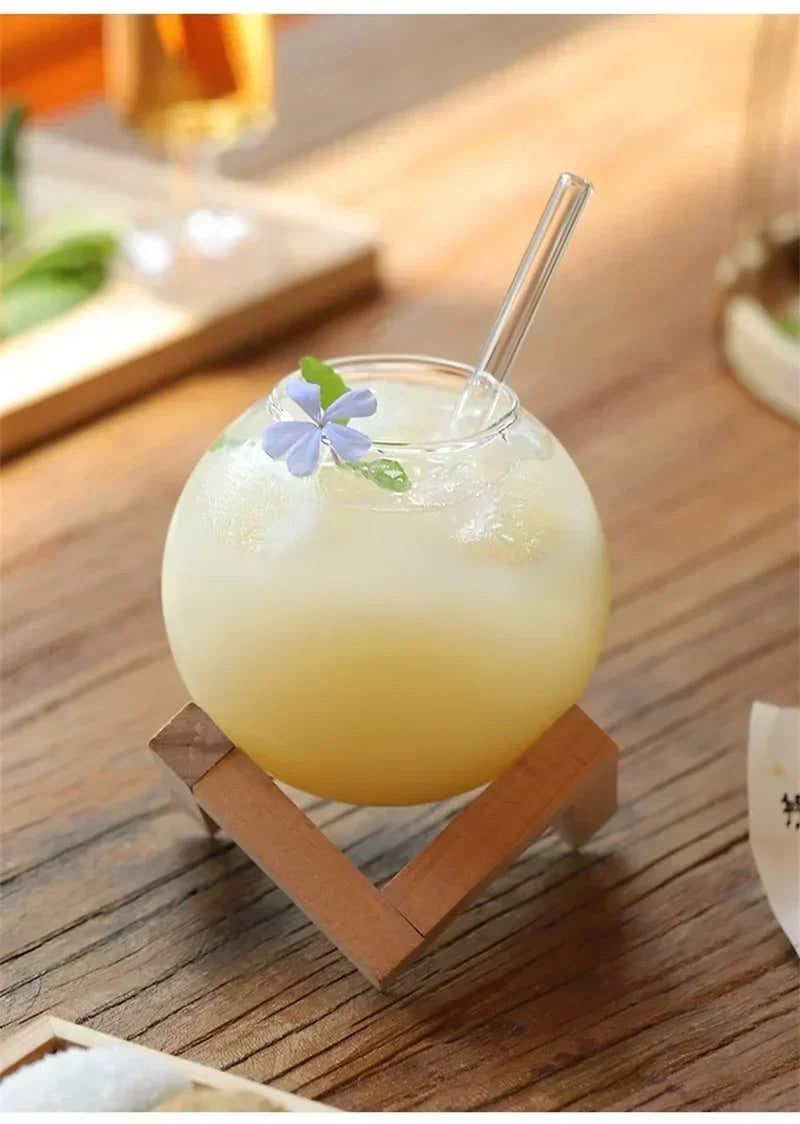 Bicchiere da cocktail con sedile inferiore in legno e cannuccia Vetreria sferica creativa Bicchiere da bevanda Bicchiere da succo di frullato Bar Cucina