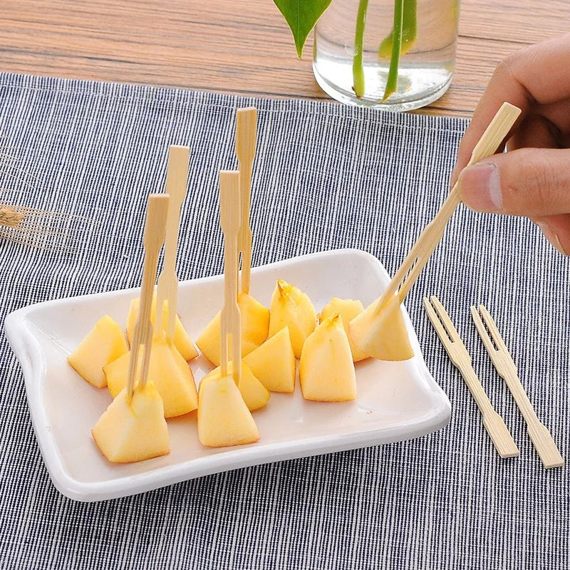 100 pz usa e getta 9cm lunghezza forchette di bambù forchette di frutta Cocktail frutta Picks spiedini bastoncini naturali utensile da Dessert per feste
